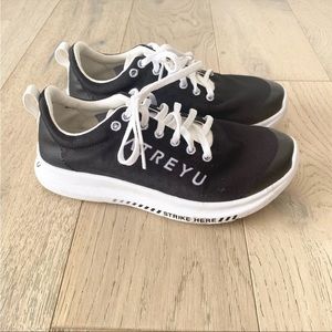 Atreyu running shoe black size 7‎